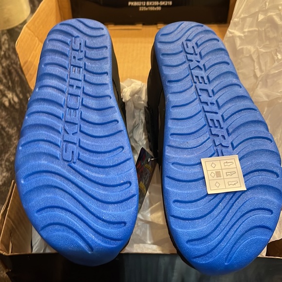 Sz 1 SKECHERS YOUTH BOYS' SIDE WAVE SANDAL BLACK/ROYAL BLUE (110) - Picture 5 of 6